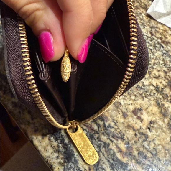 100% Authentic Louis Vuitton Zippy Wallet. Burgundy patent leather - Picture 9 of 10